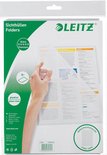 Leitz 'glass clear' insteekhoezen in plastic verpakking, met een hand die de hoes toont.