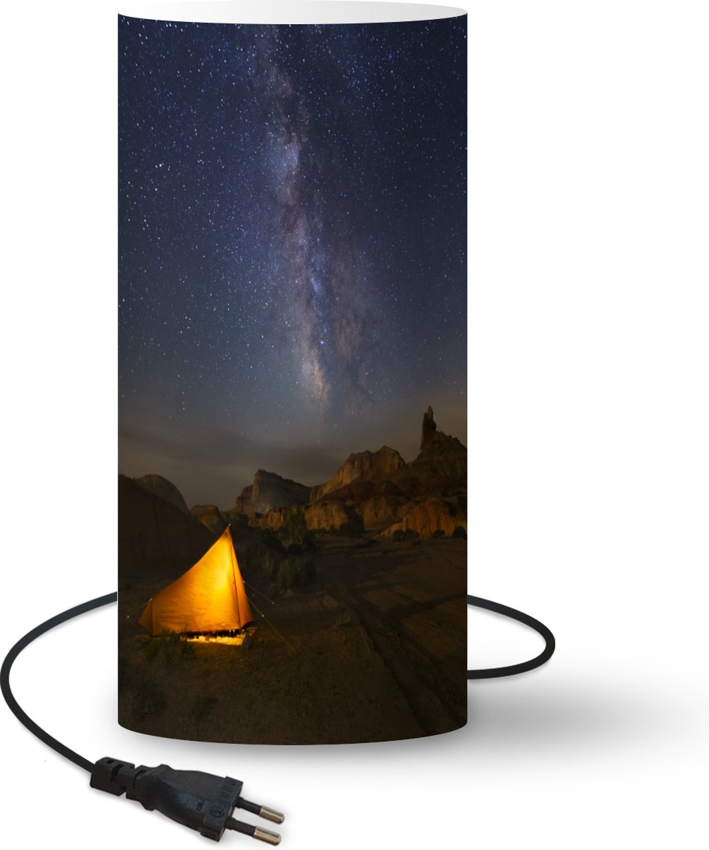 Lamp - Nachtlampje - Tafellamp slaapkamer - Een tent met licht in een berglandschap - 33 cm hoog - Ø15.9 cm - Inclusief LED lamp
