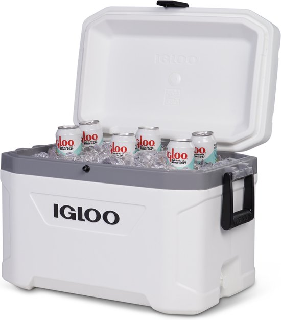 Open witte Igloo koelbox gevuld met 6 blikjes frisdrank op ijs.