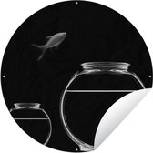 Tuincirkel Goudvis springt uit aquarium op een zwarte achtergrond - zwart wit - 120x120 cm - Ronde Tuinposter - Buiten XXL / Groot formaat!