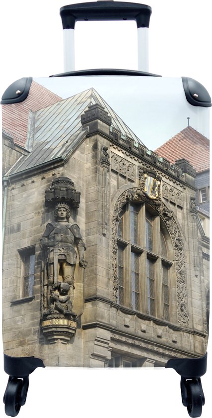 valise-une-statue-de-roland-dans-la-ville-de-chemnitz-allemagne