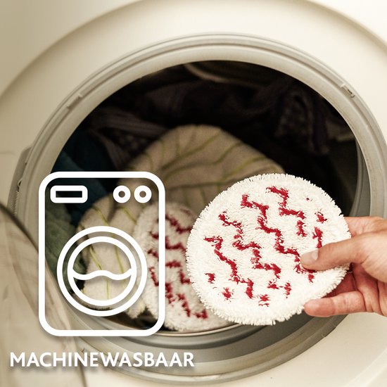 Hand die een witte microvezelpad met rode zigzagpatroon in een wasmachine legt. Tekst "MACHINewASBAAR".