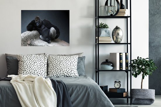 Poster A Gorilla reposant sur une pierre 80x60 cm - Tirage photo sur Poster (décoration murale salon / chambre) / Poster Animaux sauvages