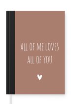 Notitieboek - Schrijfboek - Engelse quote "All of me loves all of you" met een hartje op een bruine achtergrond - Notitieboekje klein - A5 formaat - Schrijfblok