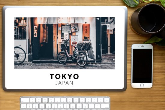 Une scène de rue de Tokyo avec un vélo devant un restaurant, avec le texte 'Tokyo Japan' en dessous.