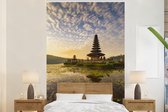 Behang - Fotobehang Schapenwolken boven de Pura Ulun Danu Bratan Tempel op Bali - Breedte 225 cm x hoogte 350 cm