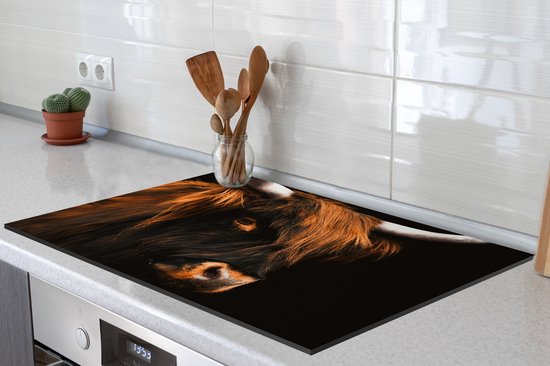 KitchenYeah® Inductie beschermer 76x51.5 cm - Schotse hooglander - Zwart - Vacht - Kookplaataccessoires - Afdekplaat voor kookplaat - Inductiebeschermer - Inductiemat - Inductieplaat mat