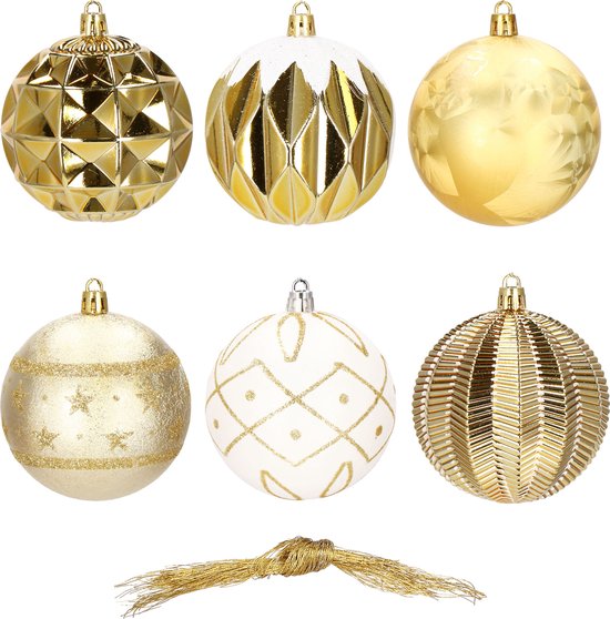 Zes gouden en witte kerstballen met patronen zoals ruitjes, glittersterren en ribbels.