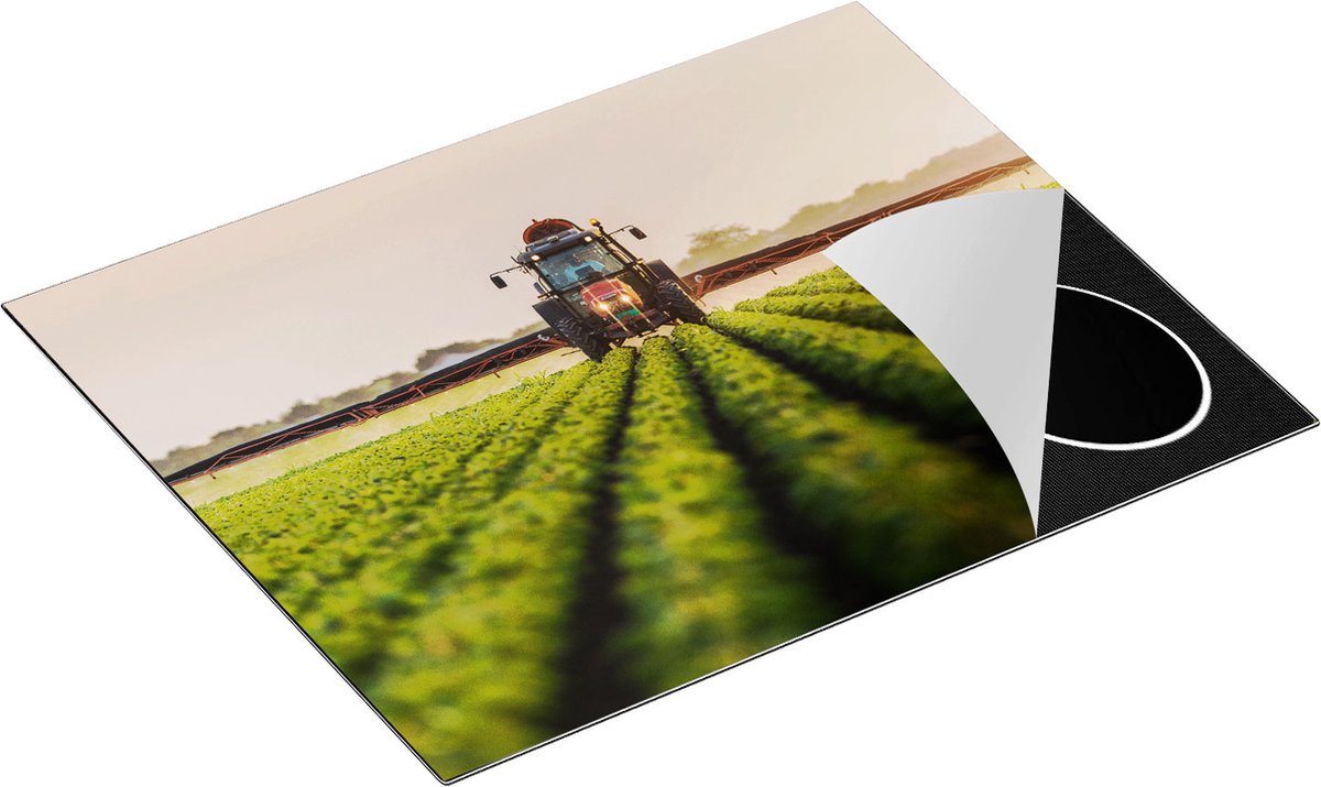 Chefcare Inductie Beschermer Rode Tractor op het Veld aan het Sproeien - 65x52 cm - Afdekplaat Inductie - Kookplaat Beschermer - Inductie Mat