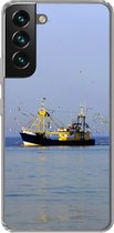 Geschikt voor Samsung Galaxy S22 hoesje - Noordzee - Vissersboot - Vogel - Siliconen Telefoonhoesje