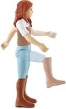 Speelfiguur van een meisje met rood haar, draagt een bruin vest en blauwe broek met bruine laarzen.
