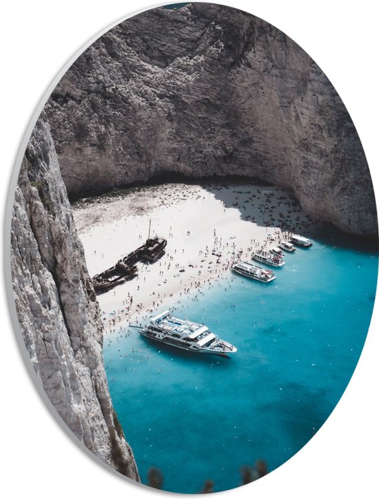 WallClassics - PVC Schuimplaat Ovaal -  Boten op Navagio Beach op Zakynthos - 21x28 cm Foto op Ovaal  (Met Ophangsysteem)
