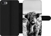 Bookcase Geschikt voor iPhone SE 2020 telefoonhoesje - Koe - Schotse hooglander - Zwart - Wit - Dier - Natuur - Wild - Met vakjes - Wallet case met magneetsluiting