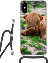 Hoesje met koord Geschikt voor iPhone XS - Schotse Hooglander - Hooi - Gras - Siliconen - Crossbody - Backcover met Koord - Telefoonhoesje met koord - Hoesje met touw