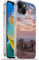 Geschikt voorApple Iphone 14 Plus - Soft case hoesje - Olifant - Dieren - Avond - Landschap - Savanne - Siliconen Telefoonhoesje