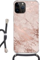 Geschikt voorApple Iphone 14 Pro Max - Crossbody Case - Marmer print - Roze - Luxe - Marmer printlook - Glitter - Design - Siliconen - Crossbody - Backcover met Koord - Telefoonhoesje met koord - Hoesje met touw