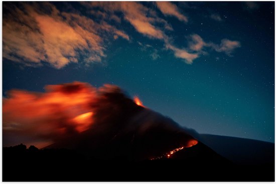WallClassics - Poster Glanzend – Uitbarstende Vulkaan in de Nacht - 150x100 cm Foto op Posterpapier met Glanzende Afwerking