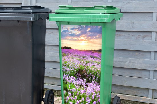 Groene kliko met sticker van paarse lavendelweide bij zonsondergang.