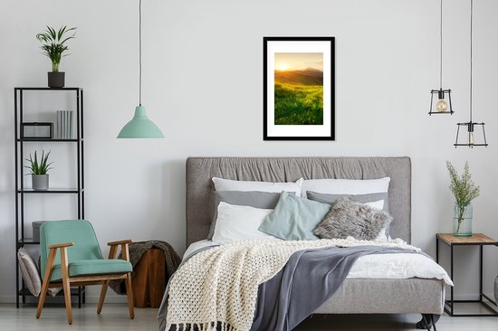 PosterMonkey - Cadre photo - Poster - Herbe - Montagnes - Soleil - Nature - Cadre poster - Cadre - 40x60 cm - Poster montagnes - Décoration chambre - Poster paysage - Image dans cadre - Décorations de Noël - Décoration de Noël pour intérieur - Noël