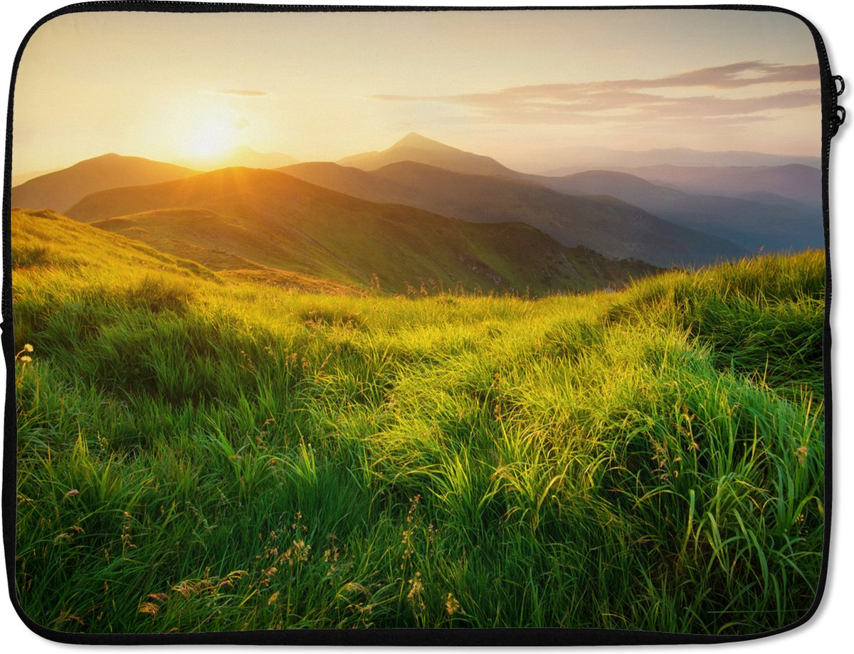 Laptophoes 17 inch - Gras - Heuvels - Zon - Natuur - Landschap - Laptop sleeve - Binnenmaat 41x28 cm - Zwarte achterkant