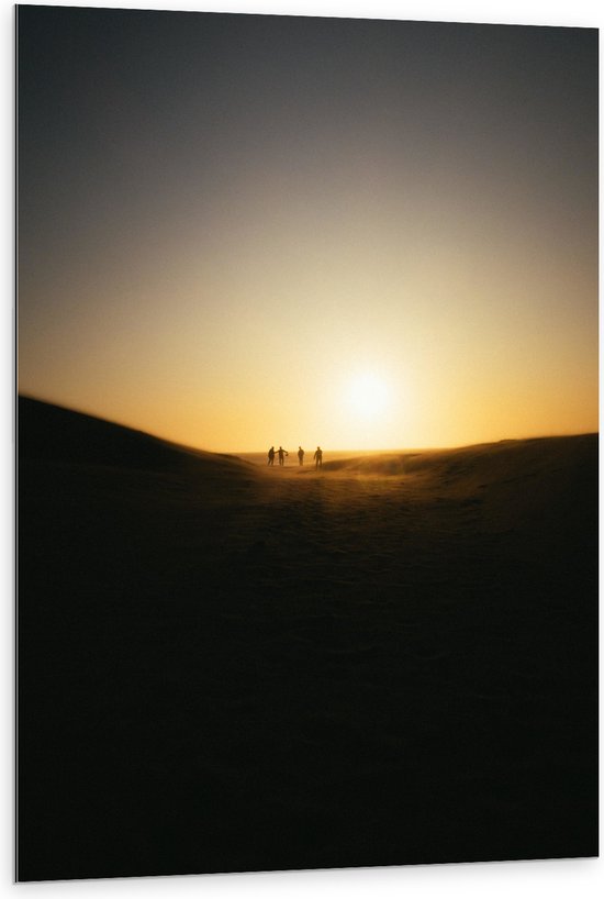 WallClassics - Dibond - Personen Voetballend in Woestijn met Zonsondergang - 80x120 cm Foto op Aluminium (Met Ophangsysteem)