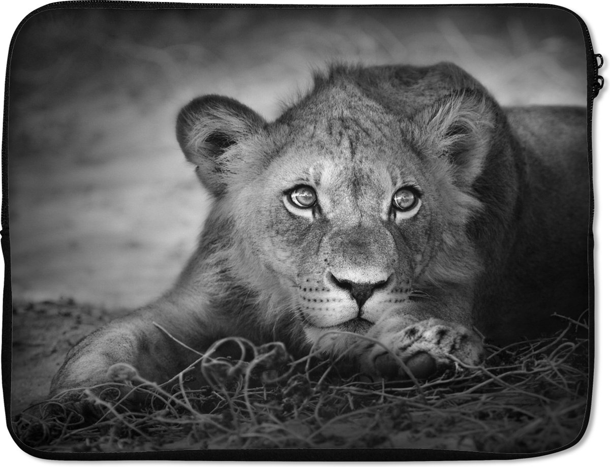 Laptophoes 15.6 inch - Wilde dieren - Leeuw - Natuur - Zwart - Wit - Laptop sleeve - Binnenmaat 37x26 cm - Zwarte achterkant