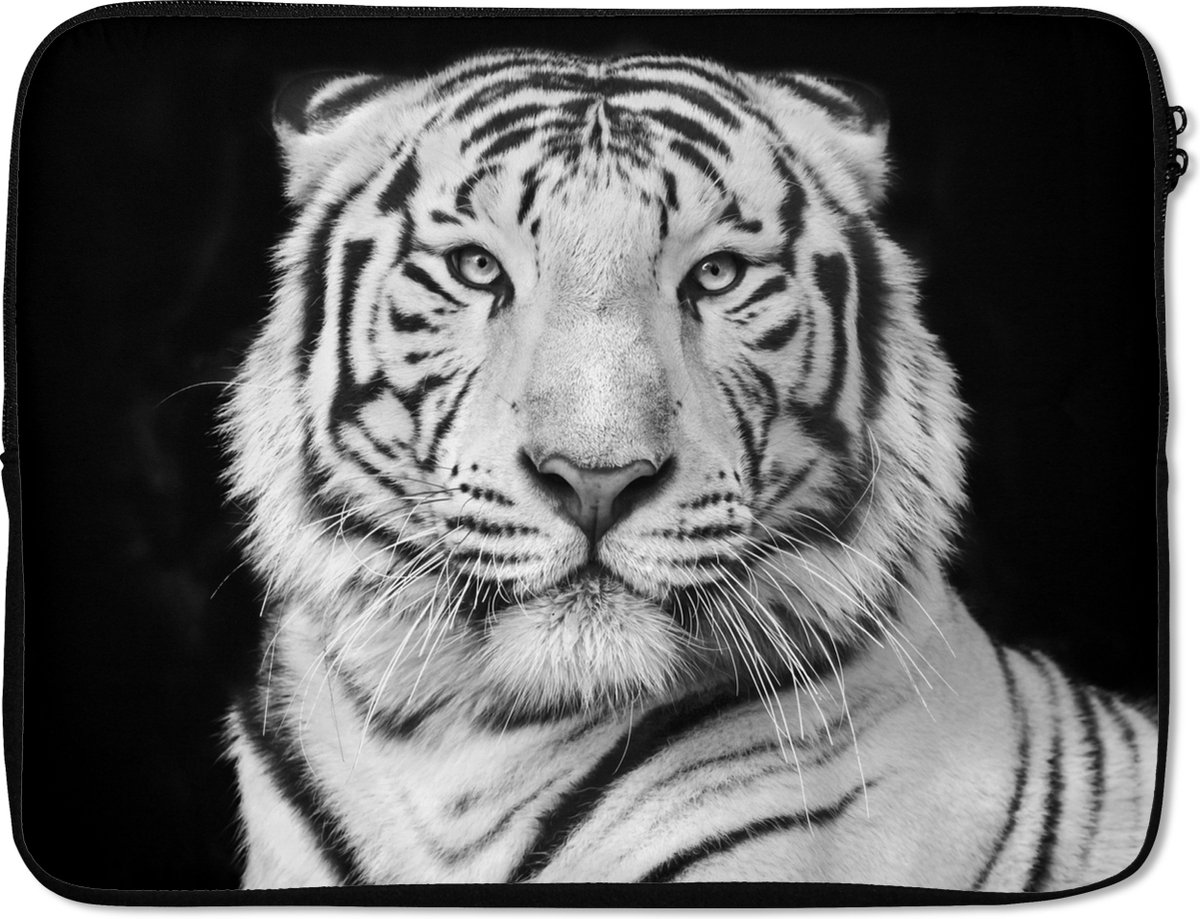 Laptophoes 17 inch - Tijger - Zwart - Wit - Portret - Dieren - Laptop sleeve - Binnenmaat 41x28 cm - Zwarte achterkant