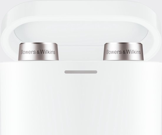Twee witte in-ear oortjes met zilverkleurige Bowers & Wilkins details in een open witte oplaadcase.