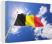 Canvas Schilderij De vlag van België wappert in de lucht - 90x60 cm - Wanddecoratie
