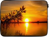 Laptophoes 15.6 inch - Zonsondergang - Water - Planten - Oranje - Laptop sleeve - Binnenmaat 39,5x29,5 cm - Zwarte achterkant