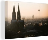 Canvas Schilderij De Dom van Keulen in Duitsland tijdens mist - 60x40 cm - Wanddecoratie