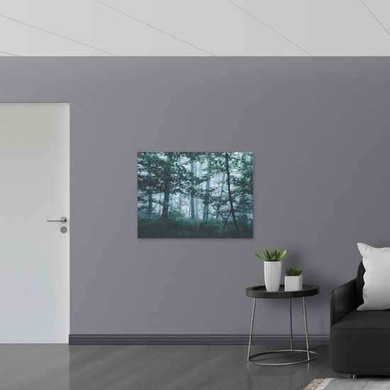 WallClassics - Poster Glanzend – Lichte Mist in een Groen Bos - 100x75 cm Foto op Posterpapier met Glanzende Afwerking