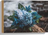 WallClassics - Hout - Foto van een Klein Boeket met Witte en Blauwe Bloemen - 40x30 cm - 12 mm dik - Foto op Hout (Met Ophangsysteem)