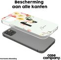 Lichtgroen telefoonhoesje met een 'N', bloemen en naam 'Nora', zweeft boven een donkere smartphone.