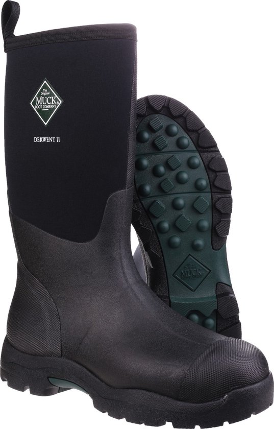 Zwarte Muck Boot Derwent II laarzen, waarvan er één de groene onderkant met profiel toont.