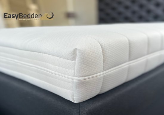 Wit koudschuim matras met ritssluiting, gedetailleerd textielpatroon en logo EasyBedden.