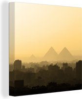Canvas Schilderij De piramides van Caïro in de mist - Egypte - 50x50 cm - Wanddecoratie