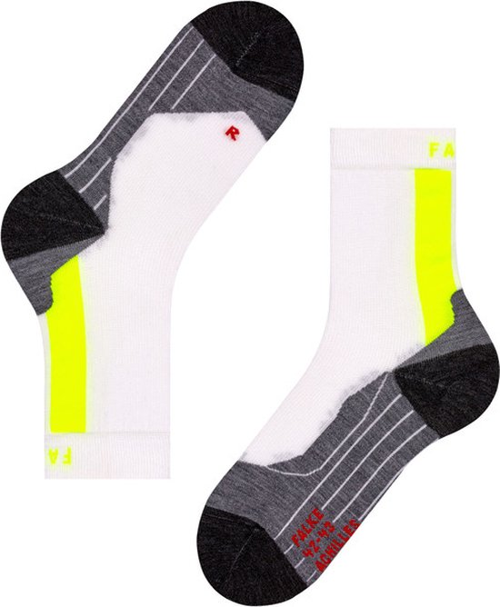 Witte FALKE sportsokken met neongele strepen, grijze en zwarte zones. R-logo op de rechter sok.