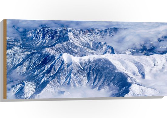 WallClassics - Hout - Wolken bij Bergen met Sneeuw - 100x50 cm - 12 mm dik - Foto op Hout (Met Ophangsysteem)