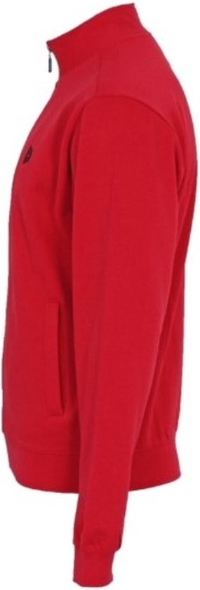 Een rood trainingsvest met rits en zwart logo, zijaanzicht.