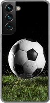 Geschikt voor Samsung Galaxy S22 Plus hoesje - Voetbal in het gras - Siliconen Telefoonhoesje
