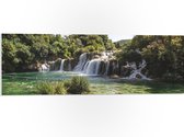 WallClassics - PVC Schuimplaat - Mensen Zwemmend bij Waterval - 90x30 cm Foto op PVC Schuimplaat (Met Ophangsysteem)
