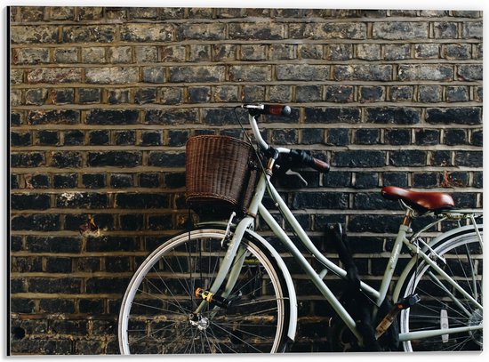 WallClassics - Dibond - fiets tegen Muur - 40x30 cm Foto op Aluminium (Met Ophangsysteem)