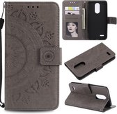 Voor LG K8 (2017) (EU-versie) Totem Bloem Reliëf Horizontale Flip TPU + PU lederen tas met houder & kaartsleuven & portemonnee (grijs)