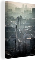 Canvas Schilderij Mist boven Sarajevo hoofdstad van Bosnië en Herzegovina - 60x90 cm - Wanddecoratie
