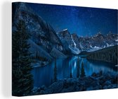 Canvas Schilderij Moraine Lake bij nacht bij Nationale park van Banff in Canada - 90x60 cm - Wanddecoratie