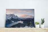 Canvas Schilderij Uitzicht over het Nationaal park Banff in Canada in de winter - 30x20 cm - Wanddecoratie