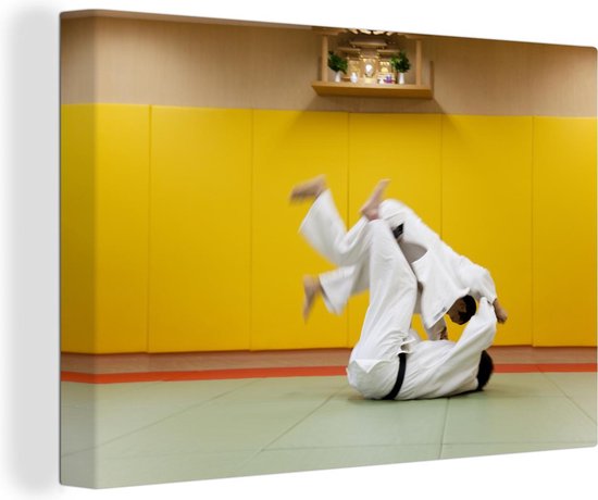 Canvas Schilderij Twee sporters spelen judo in een gym - 60x40 cm - Wanddecoratie