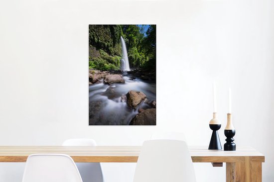 Canvas Schilderij Wilde waterval in het Nationaal park Gunung Rinjani in Indonesië - 60x90 cm - Wanddecoratie