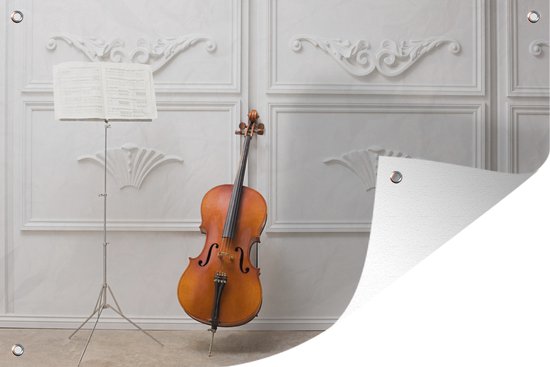 Tuinposter 180x120 cm - Tuindecoratie Een cello tegen een witte muur - Poster voor in de tuin - Buiten decoratie - Schutting tuinschilderij - Tuindoek muurdecoratie - Wanddecoratie balkondoek